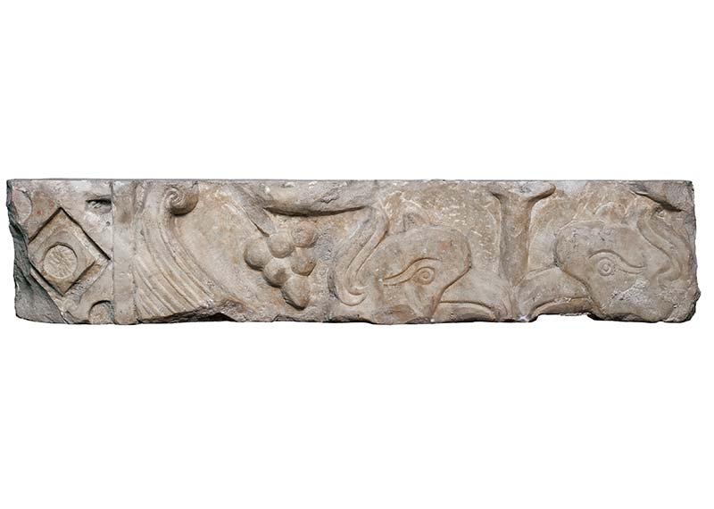 complesso-donnaregina-Frammento-di-pluteo-con-grifi-Ignoto-scultore-campano