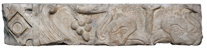 Frammento-di-pluteo-con-grifi-Ignoto-scultore-campano-complesso-donnaregina